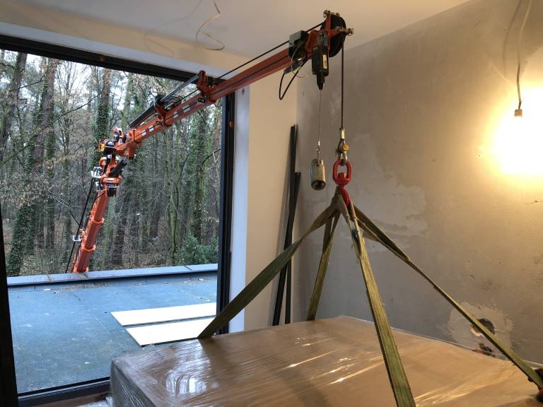 żuraw trzymający okno w pokoju